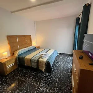 3 Dormitorios. Terraza. Bus Stop Apartamento